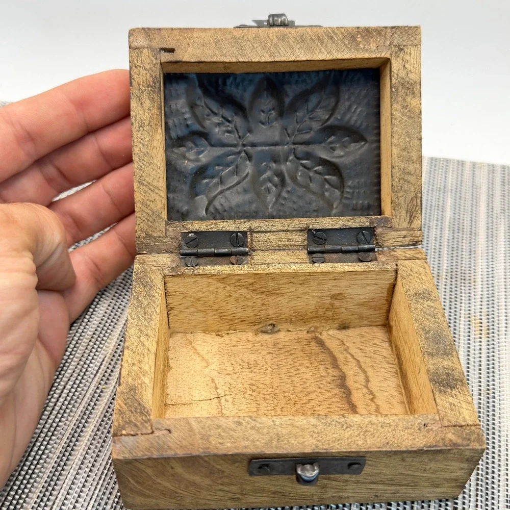 Rustic Wooden Trinket Box 4x3x2 Embossed Tin Leaf Lid Small Keepsake Storage‎